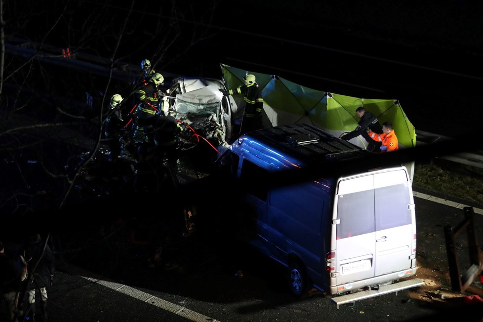 Řidič jel na dálnici D7 v protisměru. Po srážce zemřel.