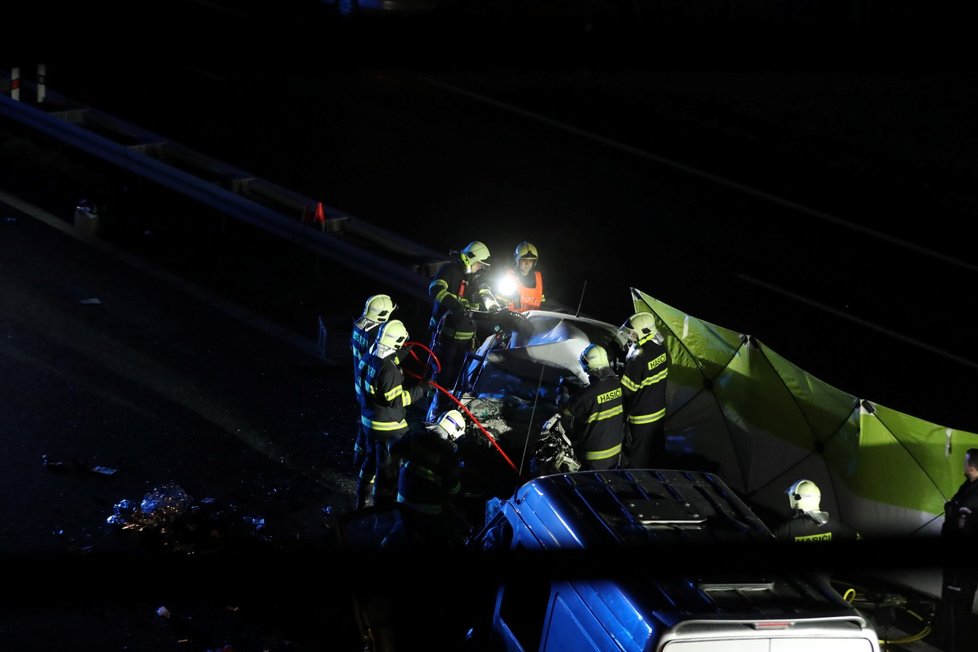 Řidič jel na dálnici D7 v protisměru. Po srážce zemřel.