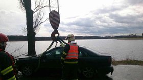 Utopené Volvo vytáhli ve středu z rybníka hasiči a potápěči. Policie pátrá po řidiči, který zřejmě v noci boural v nedaleké Lednici.
