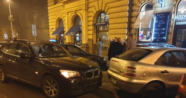 Na Vinohradech srazilo auto na Silvestra pár minut před půlnocí dvě osoby.