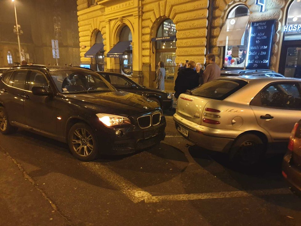 Na Vinohradech srazilo auto na Silvestra pár minut před půlnocí dvě osoby.