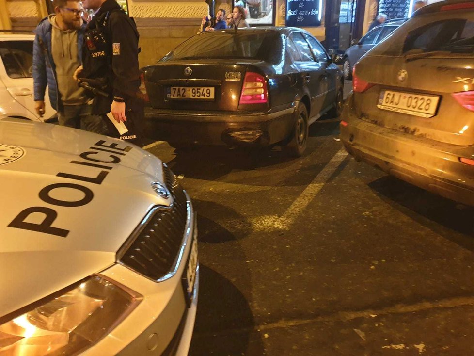 Na Vinohradech srazilo auto na Silvestra pár minut před půlnocí dvě osoby.