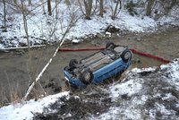 Auto sjelo na Děčínsku do potoka: Našli v něm tělo pohřešovaného muže