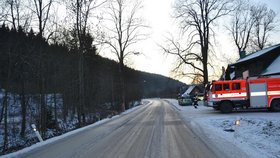 Řidič na Vsetínsku dostal smyk a skončil v potoce podvozkem vzhůru.