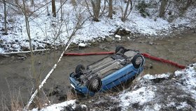 Auto sjelo na Děčínsku do potoka: Našli v něm tělo pohřešovaného muže