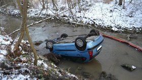 Řidič na Vsetínsku dostal smyk a skončil v potoce podvozkem vzhůru.