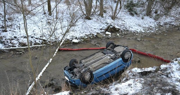 Auto sjelo na Děčínsku do potoka: Našli v něm tělo pohřešovaného muže