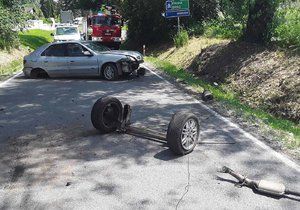 Nepojízdné auto po nehodě nechal napříč silnicí a šel na pivo: Policistům nadýchal a přišel o řidičák