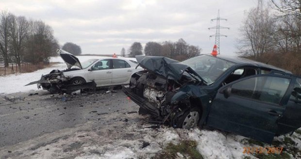 V Kuníně se střetla fabie s renaultem. Na místě bylo pět zraněných.