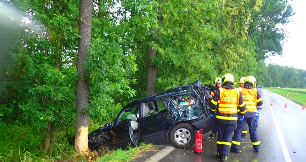 U Raduně na Opavsku narazilo auto do stromu. Cestovalo v něm pět lidí, z toho dvě děti.