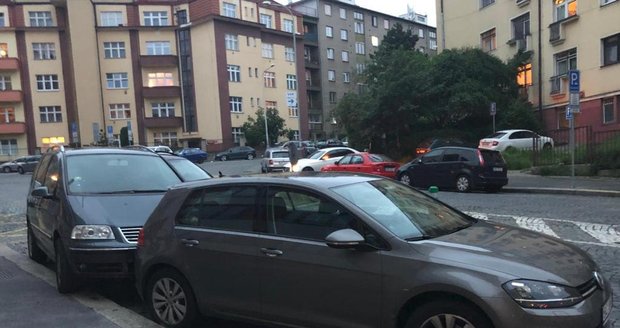 V pražských Košířích naboural autobus MHD tři zaparkovaná auta.
