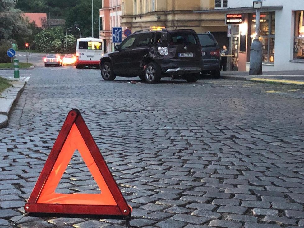 V pražských Košířích naboural autobus MHD tři zaparkovaná auta.