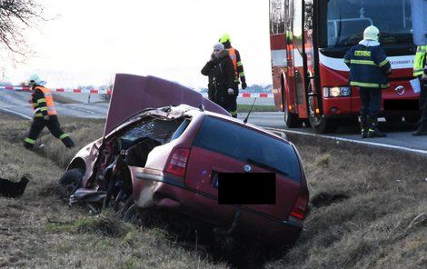 Vůz skončil po střetu s autobusem v příkopu.