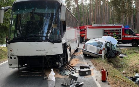 Na Táborsku se čelně střetl autobus s osobním vozem. 