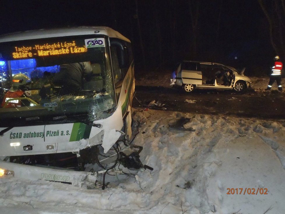 U rybníku Regent se srazil autobus s osobním autem.