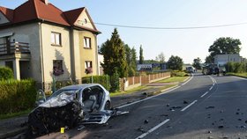 Za Plzní ve směru na Domažlice se srazilo auto s autobusem.