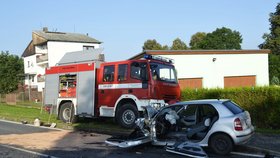 Za Plzní ve směru na Domažlice se srazilo auto s autobusem.