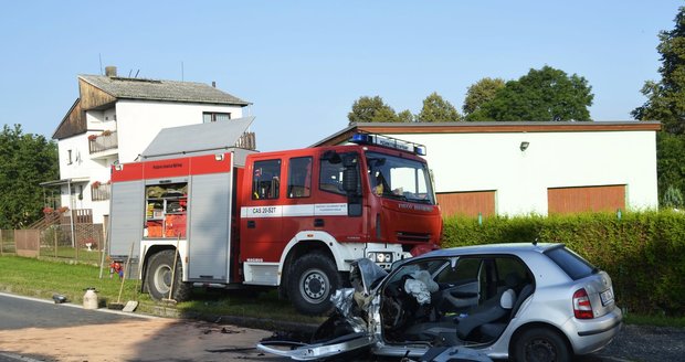 Na Plzeňsku se srazil autobus s osobním autem: Řidič zřejmě usnul