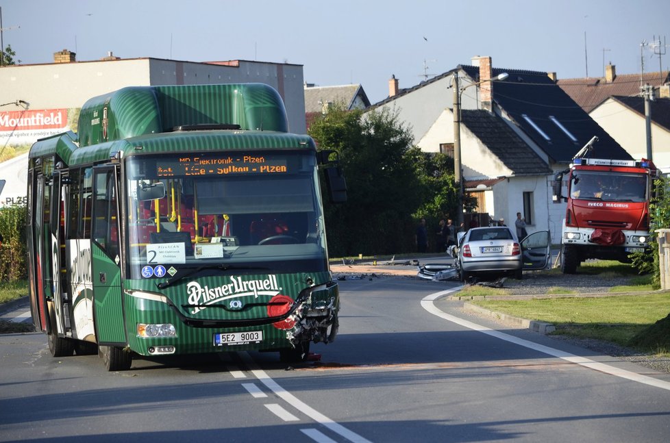 Za Plzní ve směru na Domažlice se srazilo auto s autobusem.