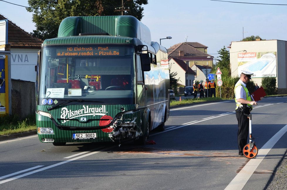 Za Plzní ve směru na Domažlice se srazilo auto s autobusem.