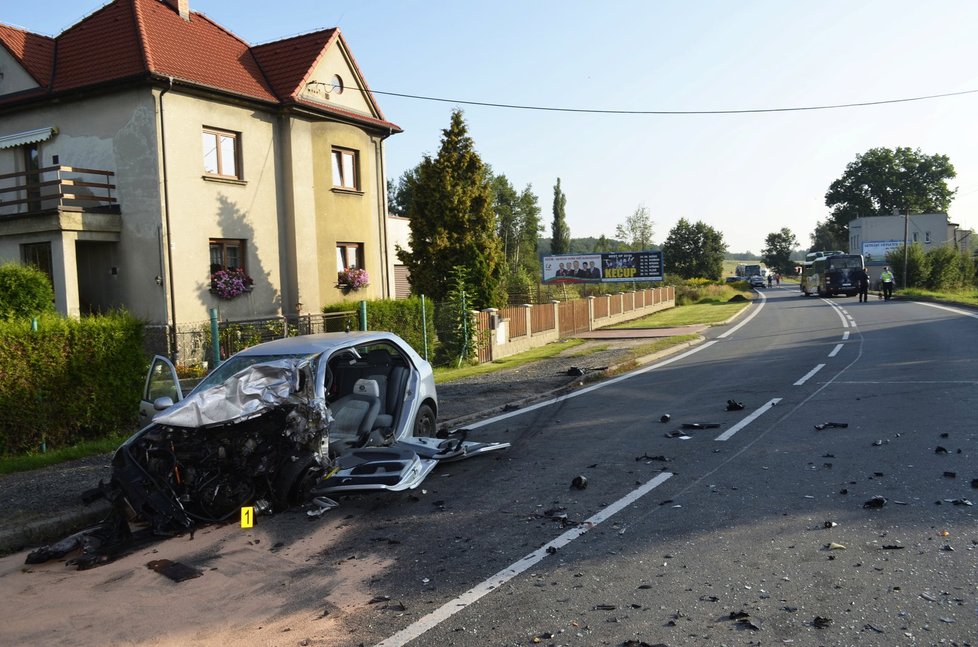 Za Plzní ve směru na Domažlice se srazilo auto s autobusem.