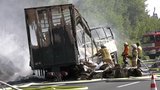 Nehoda autobusu u českých hranic: 18 cestujících uhořelo!