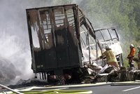 Nehoda autobusu u českých hranic: 18 cestujících uhořelo!