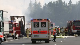 Nehoda autobusu na severu Bavorska si podle policie zřejmě vyžádala více obětí. Ze 48 cestujících se policistům stále nepodařilo najít 18 lidí.