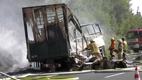 Nehoda autobusu na severu Bavorska si podle policie zřejmě vyžádala více obětí. Ze 48 cestujících se policistům stále nepodařilo najít 17 lidí.