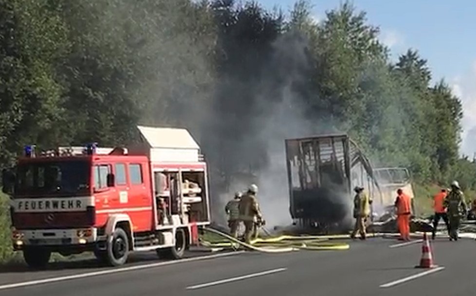 Nehoda autobusu na severu Bavorska si podle policie zřejmě vyžádala více obětí. Ze 48 cestujících se policistům stále nepodařilo najít 18 lidí.