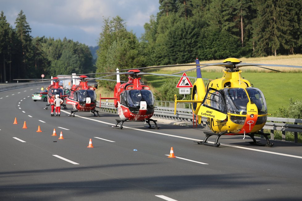 Nehoda autobusu na severu Bavorska si podle policie zřejmě vyžádala více obětí. Ze 48 cestujících se policistům stále nepodařilo najít 18 lidí.