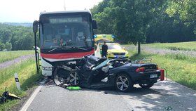 Šílená nehoda autobusu s osobákem na Berounsku: Zasahoval vrtulník