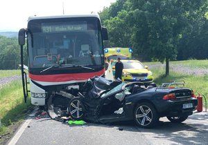 Šílená nehoda autobusu s osobákem na Berounsku: Zasahoval vrtulník.