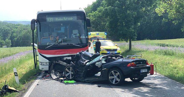 Šílená nehoda autobusu s osobákem na Berounsku: Zasahoval vrtulník.