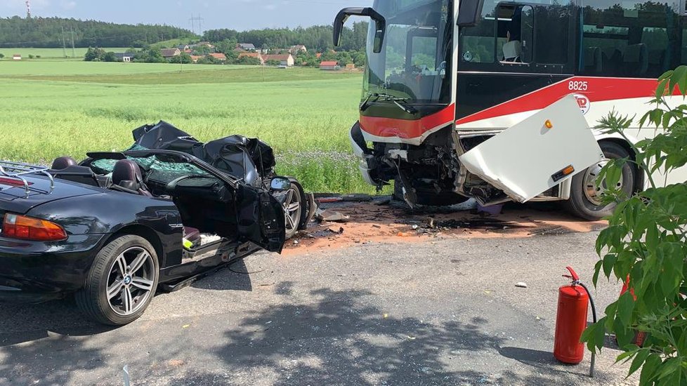 Šílená nehoda autobusu s osobákem na Berounsku: Zasahoval vrtulník