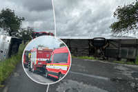 Na Kutnohorsku skončil na boku autobus plný dětí: Učitelka utrpěla zranění