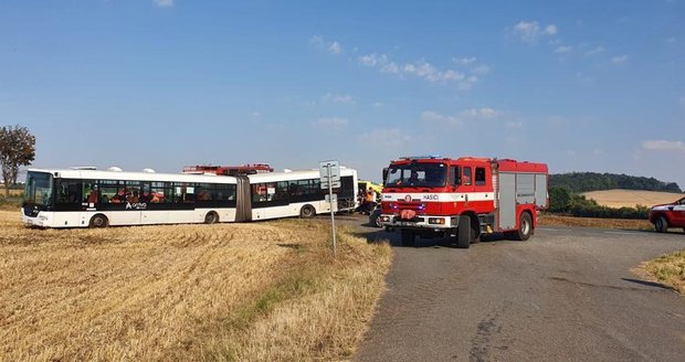 Nehoda v Praze-východ. Autobus u Bořanovic sjel do pole.