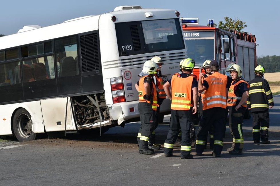 Nehoda v Praze-východ. Autobus u Bořanovic sjel do pole.