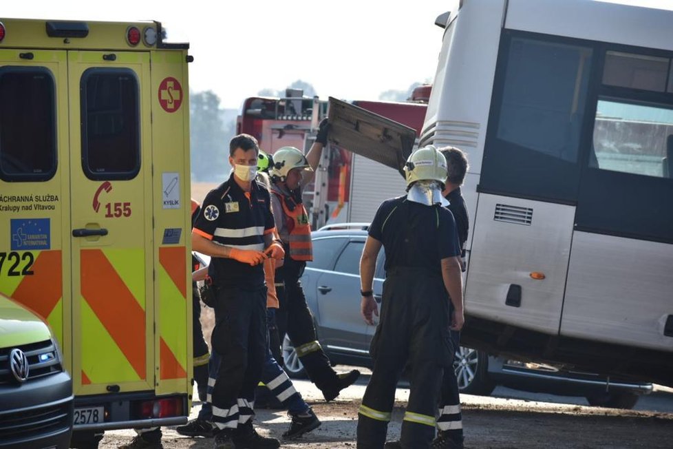 Nehoda v Praze-východ. Autobus u Bořanovic sjel do pole.