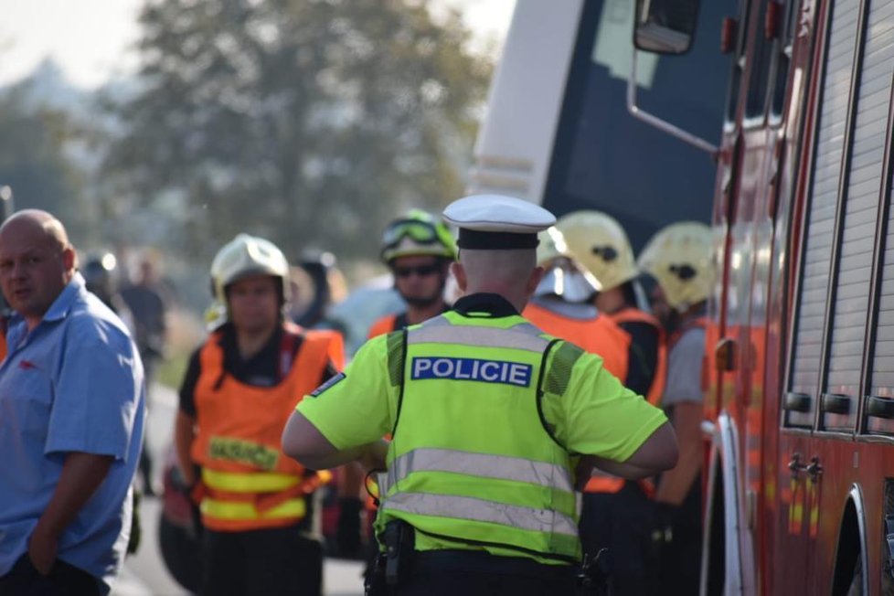 Nehoda v Praze-východ. Autobus u Bořanovic sjel do pole.