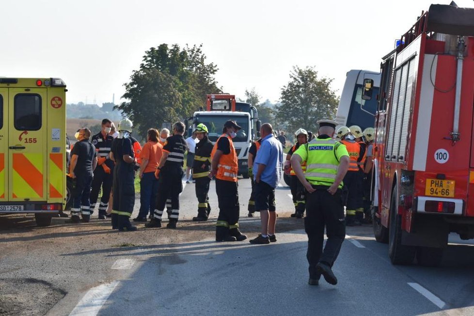 Nehoda v Praze-východ. Autobus u Bořanovic sjel do pole.