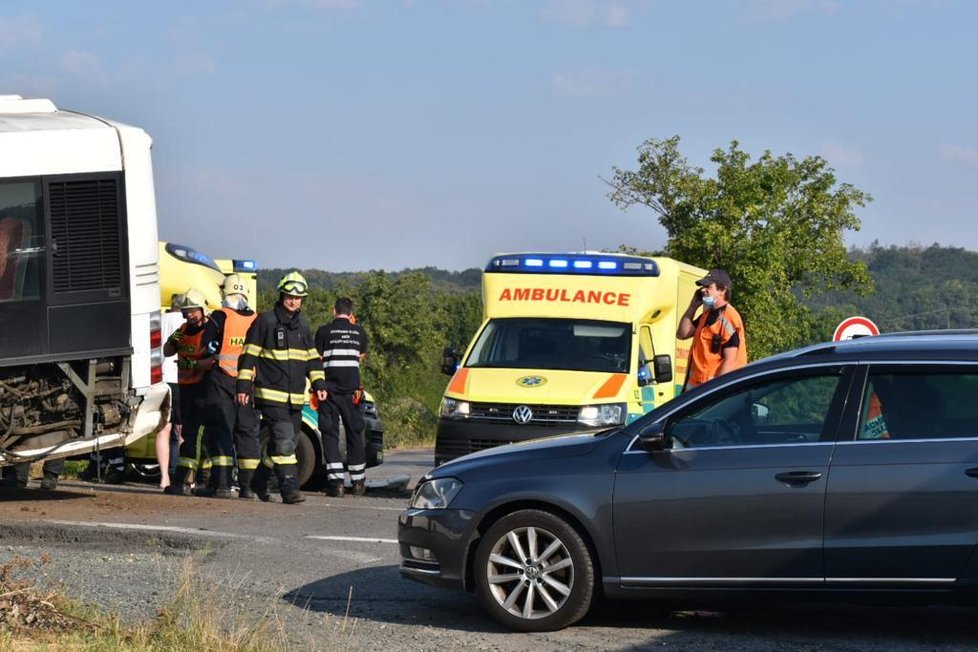 Nehoda v Praze-východ. Autobus u Bořanovic sjel do pole.