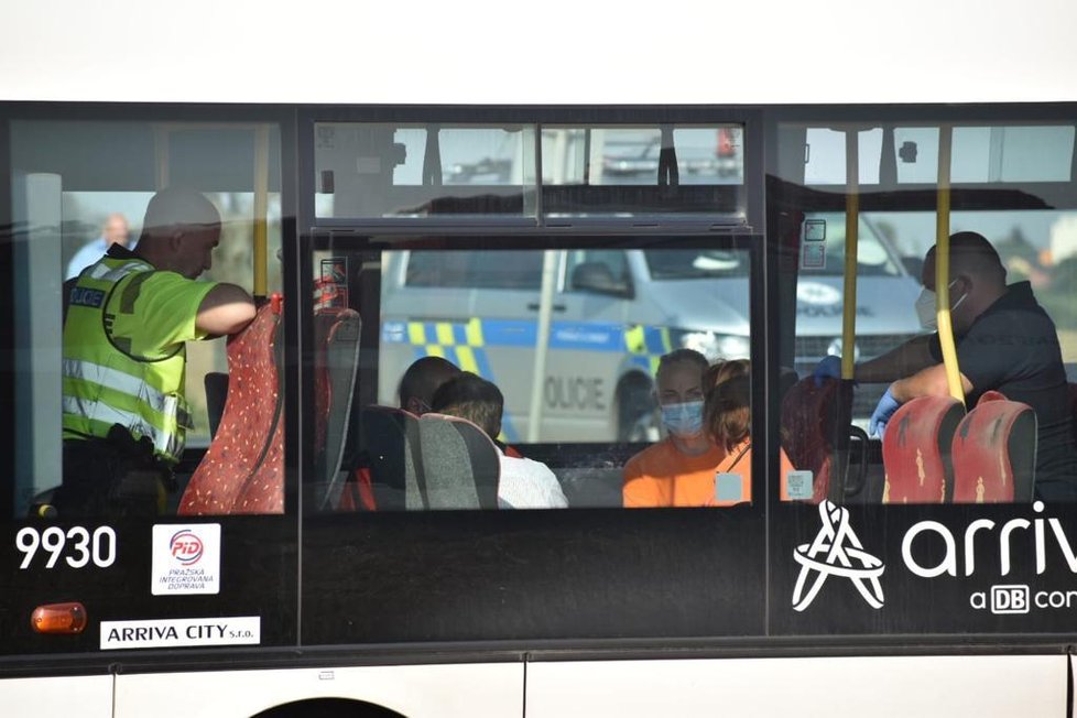 Nehoda v Praze-východ. Autobus u Bořanovic sjel do pole.