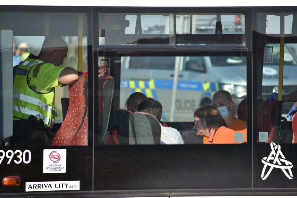 Nehoda v Praze-východ. Autobus u Bořanovic sjel do pole.