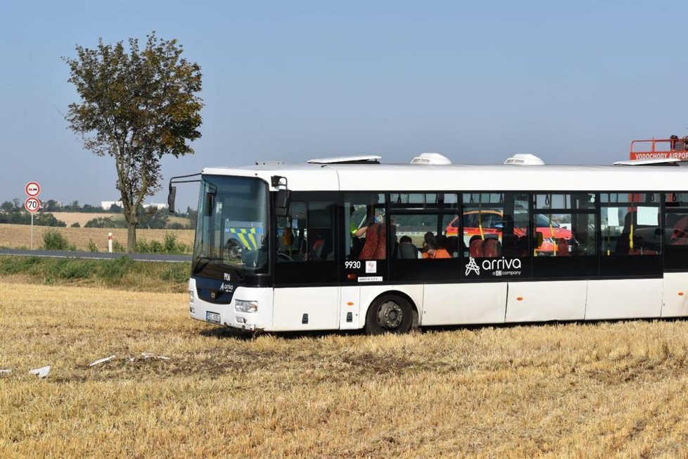 Nehoda v Praze-východ. Autobus u Bořanovic sjel do pole.