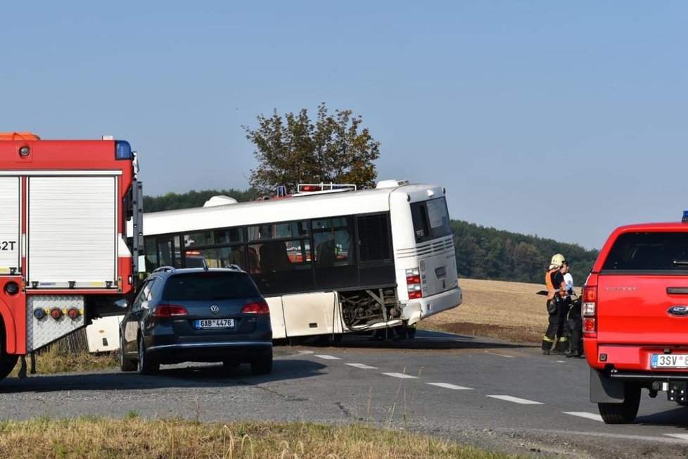 Nehoda v Praze-východ. Autobus u Bořanovic sjel do pole.