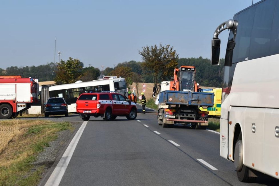 Nehoda v Praze-východ. Autobus u Bořanovic sjel do pole.