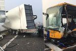 U Břeclavi se srazil autobus s dodávkou a osobním autem. Při vážné nehodě se zranilo šest lidí.