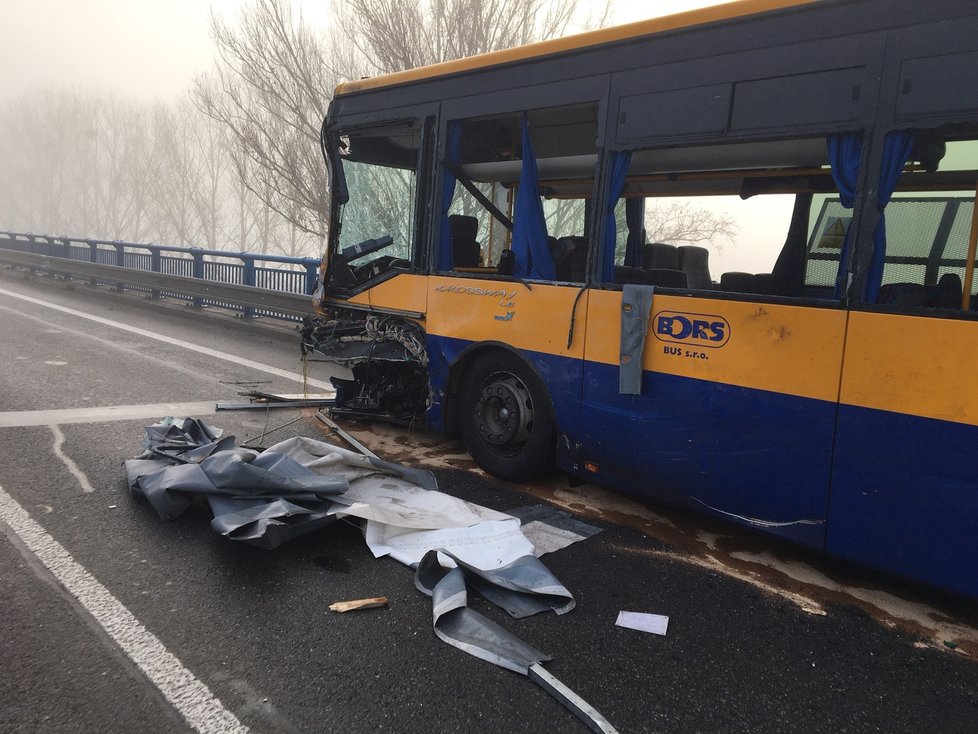 U Břeclavi se srazil autobus s dodávkou a osobním autem. Při vážné nehodě se zranilo šest lidí.