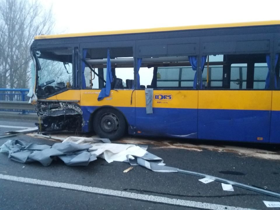 U Břeclavi se srazil autobus s dodávkou a osobním autem. Při vážné nehodě se zranilo šest lidí.